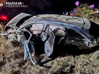 VÁŽNA NEHODA pri Sabinove: Auto zišlo do priekopy, dvaja muži zranení