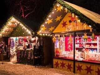 Vianočné sviatky v Bardejove: Folkloristi z Čerhovčana oživili tradíciu koledovania v rusínskych krojoch