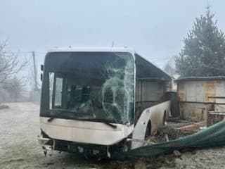 STRAŠNÁ NEHODA Autobus zdemoloval oplotenia 3 domov, vrazil aj do garáže: Hlásia veľké škody