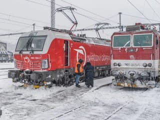 AKTUÁLNE Železničné priecestia vo Veľkej Lomnici sú mimo prevádzky, polícia riadi premávku