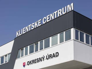 AKTUÁLNE Klientské centrá hlásia výpadky, ľudia po celom Slovensku stoja v radoch