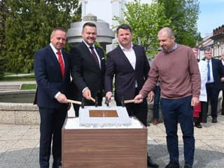 VIDEO V Poprade sa začína rekonštrukcia námestia. Základný kameň poklepal aj minister Migaľ