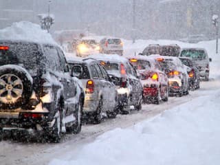 Aktuálne varovanie: Viaceré cesty na Slovensku pokrýva čerstvý sneh, niektoré priechody majú obmedzenia