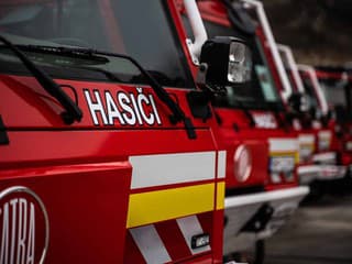 Nočný zásah hasičov: Rozsiahly požiar skládky odpadu v Petrovciach likvidovali takmer 30 ľudí