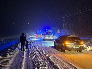 VIDEO Zasiahla nás SNEHOVÁ KALAMITA: Napadlo až 40 cm, biela tma a katastrofa na cestách, zasahujú sanitky