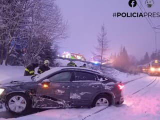 Dramatická nehoda pri Tatranskej Štrbe: Auto skončilo na koľajniciach zubačky, doprava bola prerušená