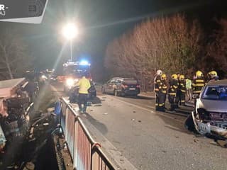 AKTUÁLNE Vážna nehoda štyroch áut v Rožkovanoch: Zasahujú hasiči, hlásia zranených