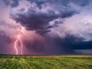 Predpoveď na celý týždeň: Zasiahne nás silný vietor. Vieme, kedy hrozia prvé búrky tejto sezóny