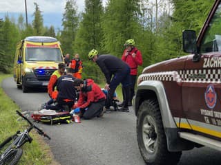 FOTO Pomoc horských záchranárov potrebovali po páde dvaja cyklisti