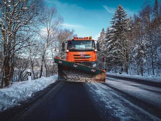 Pozor, hmla a zľadovatený sneh na viacerých cestách: SSC varuje vodičov pred rizikom