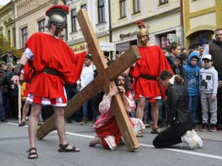 Živá krížová cesta v Prešove prilákala tisíce ľudí: Tradičný veľkopiatkový príbeh v centre mesta