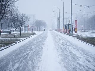 Vodiči, pozor na POĽADOVICU: Meteorológovia upozorňujú aj na vietor na horách i snehové jazyky