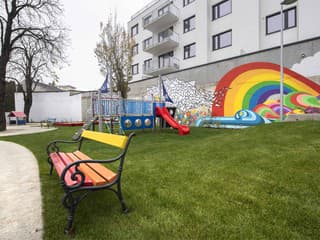 Vo Vranove nad Topľou menia bývalú školu v Lomnici na modernú materskú školu – práce finišujú