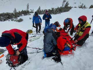 Lavína vo Vysokých Tatrách zranila českého turistu, záchranári zasahovali pri Hincovom plese