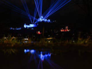 Trenčiansky hrad zažiari: Ak počasie dovolí, 300 dronov predvedie veľkolepú šou pri otvorení EHMK 2026