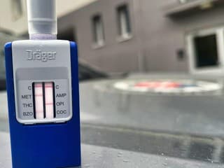 Policajti v Bánovciach zastavili vodiča pod vplyvom drog, spolujazdca hľadali pre súdny príkaz