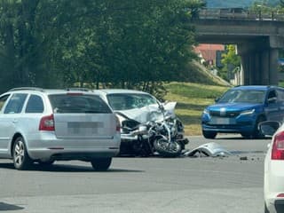 AKTUÁLNE ŤAŽKÁ NEHODA Motorka aj auto sú po zrážke rozbité! Zasahujú záchranári: Mrazivé FOTO