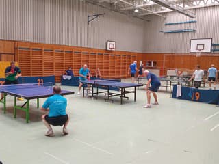 V Považskej Bystrici sa novinári stretli na majstrovstvách v stolnom tenise:  Bojujú aj veteráni