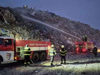 Hasiči bojovali s rozsiahlymi požiarmi na skládkach v Nitrici aj Handlovej – zasahovalo viacero tímov