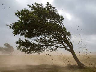Predpoveď sa zhoršila: Na Slovensko sa rúti ORKÁN so silou až 160 km/h. TU už zvýšili výstrahy na 2. stupňa