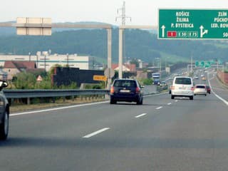 Policajti na D1 počas veľkej akcie odhalili desiatky priestupkov aj opitých vodičov