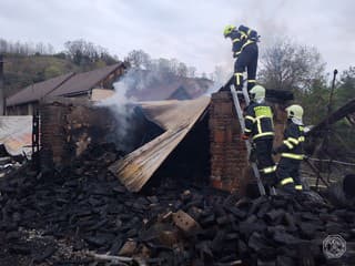 Rozsiahly požiar v Hradišti: Oheň sa rozšíril z rodinného domu aj na ďalšie stavby, škody za 100-tisíc eur