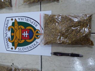 Colníci zastavili kamión s viac ako 15 tonami nelegálneho tabaku na hranici v Drietome – štát mohol prísť o milióny eur