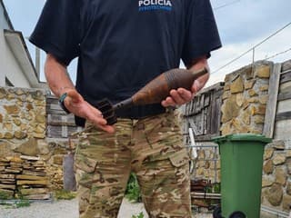 Nečakaný nález v Dubnici: Pri triedení odpadu objavili dva granáty, zasahovala polícia aj pyrotechnici