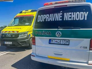 Polícia hľadá vodiča, ktorý v Prievidzi spôsobil nehodu a ušiel – motocyklista skončil v nemocnici