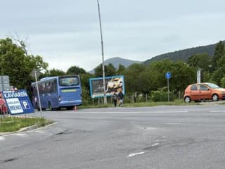 AKTUÁLNE FOTO DESIVÁ NEHODA Havaroval autobus! Zasahujú záchranné zložky: Cesta je úplne neprejazdná