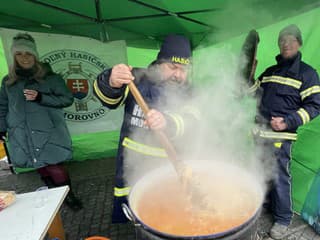 Vianočná kapustnica v Novej Dubnici: Stovky porcií, hudba aj betlehemské svetlo na námestí