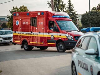 Vodič kamióna narazil v Trnave do lávky pre peších: Polícia aj hasiči zasahovali