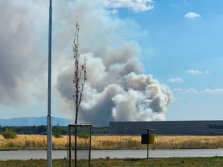 AKTUÁLNE FOTO Pri vojenskom priestore vypukol požiar, dym vidieť zďaleka! Prvé INFO