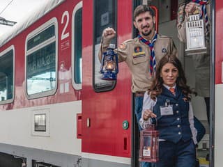 V sobotu vyrazí po Slovensku 27 vlakov s betlehemským svetlom