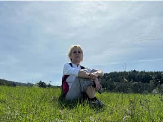 OBROVSKÝ ŽIAĽ Náhle zomrela úžasná UMELKYŇA a MAMA. Ostali po nej 4 dcérky, z TOHTO trhá srdce