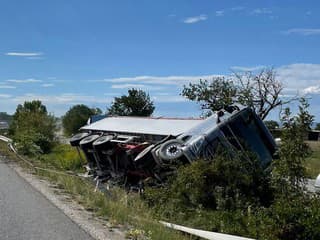 AKTUÁLNE STRAŠNÁ ZRÁŽKA s kamiónom! Hlásia TRAGICKÉ následky, cestu uzavreli, z FOTO mrazí
