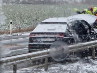 AKTUÁLNE VIDEO Vážna zrážka s nákladiakom na R1: Zasahujú záchranári, úsek uzavreli