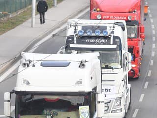 Únia autodopravcov Slovenska vstupuje do protestov! Žiada zníženie poplatkov pre autodopravcov
