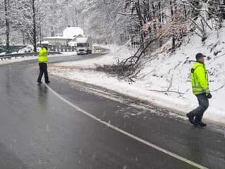 Nebezpečenstvo na slovenských cestách: Hrozí poľadovica aj snehové jazyky!