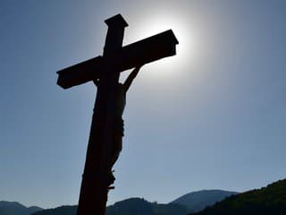 Veľký piatok v Trnave: Dnes napoludnie prejde mestom tradičné tiché nesenie kríža