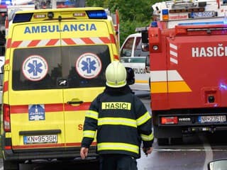 Nehoda autobusu a áut v Dunajskej Lužnej: Tri deti utrpeli šok