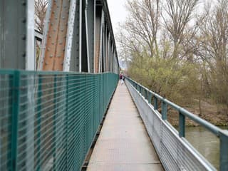 Prebieha zameriavanie podvodných konštrukcií Kolonádového mosta v Piešťanoch