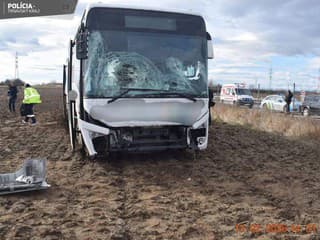 AKTUÁLNE FOTO Havária autobusu na rýchlostnej ceste: Zásahujú záchranári, hlásia ranených
