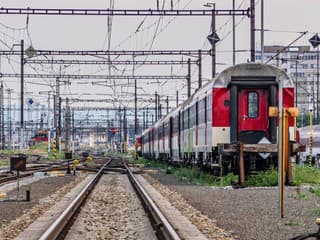 MIMORIADNA UDALOSŤ NA ŽELEZNICI Nad hlavnou železničnou traťou sa zrútila časť mosta!