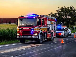 Ranná nehoda troch áut na D2: Pri zrážke smerom do Bratislavy sa zranili dvaja ľudia