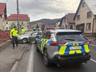 Dopravná nehoda v Trnave: Zrazilo sa osobné auto s policajným vozidlom, prípad vyšetruje inšpekcia