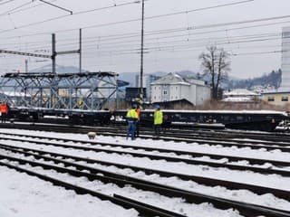 Železničná doprava je na viacerých úsekoch prerušená: Niektoré vlaky meškajú