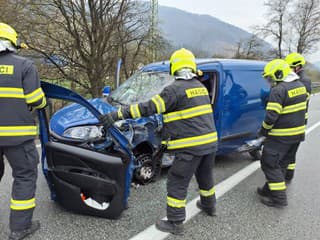 Vážna nehoda v Kysuckom Novom Meste: Vodiča museli hasiči vyslobodzovať z auta