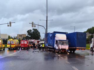 MIMORIADNE TRAGICKÁ NEHODA Zrazili sa nákladné autá: Hlásia dve obete! FOTO z miesta nešťastia