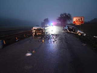 VÁŽNA NEHODA v Zbyňove: Dve autá sa zrazili, oboch vodičov museli previezť do nemocnice